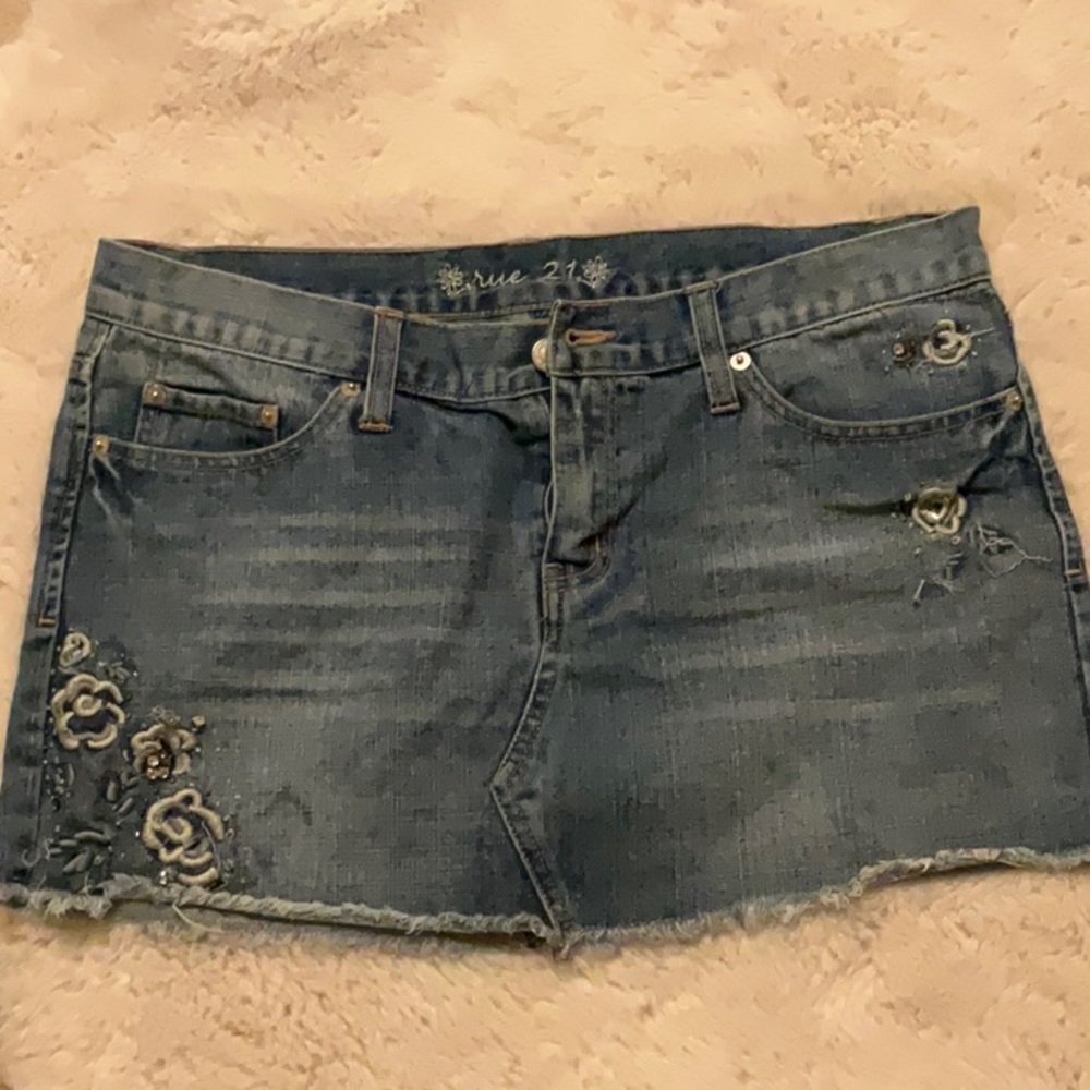 True 21 size 5/6 denim embellished shorts